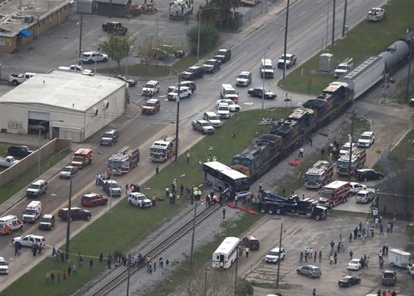 tren-otobusu-alip-goturdu-olu-ve-yaralilar-var-2740101