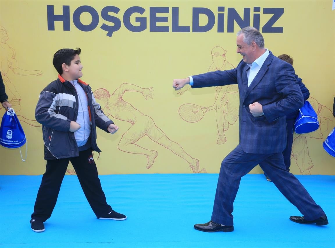 74651-ks-spor-okullar-hediyelerle-baslad-eyup-fotogaleri_800x535