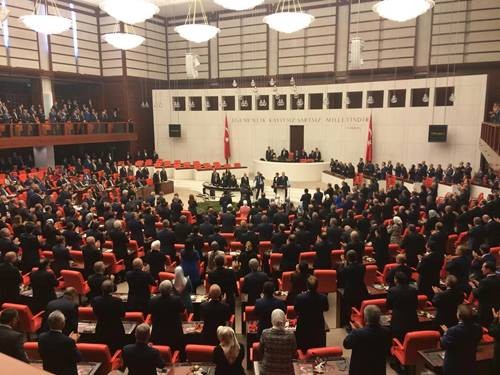 AKP, CHP ve MHP’li vekiller Erdoğan’ı ayakta karşıladı  HER ZAMAN YAPTIKLARI GİBİ HDP ayağa kalkmadı