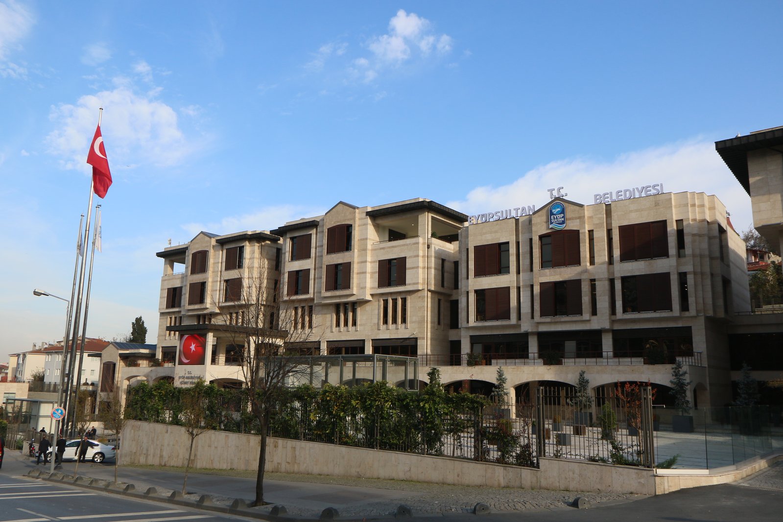 Eyüpsultan Belediye binasının tabelası yenilendi