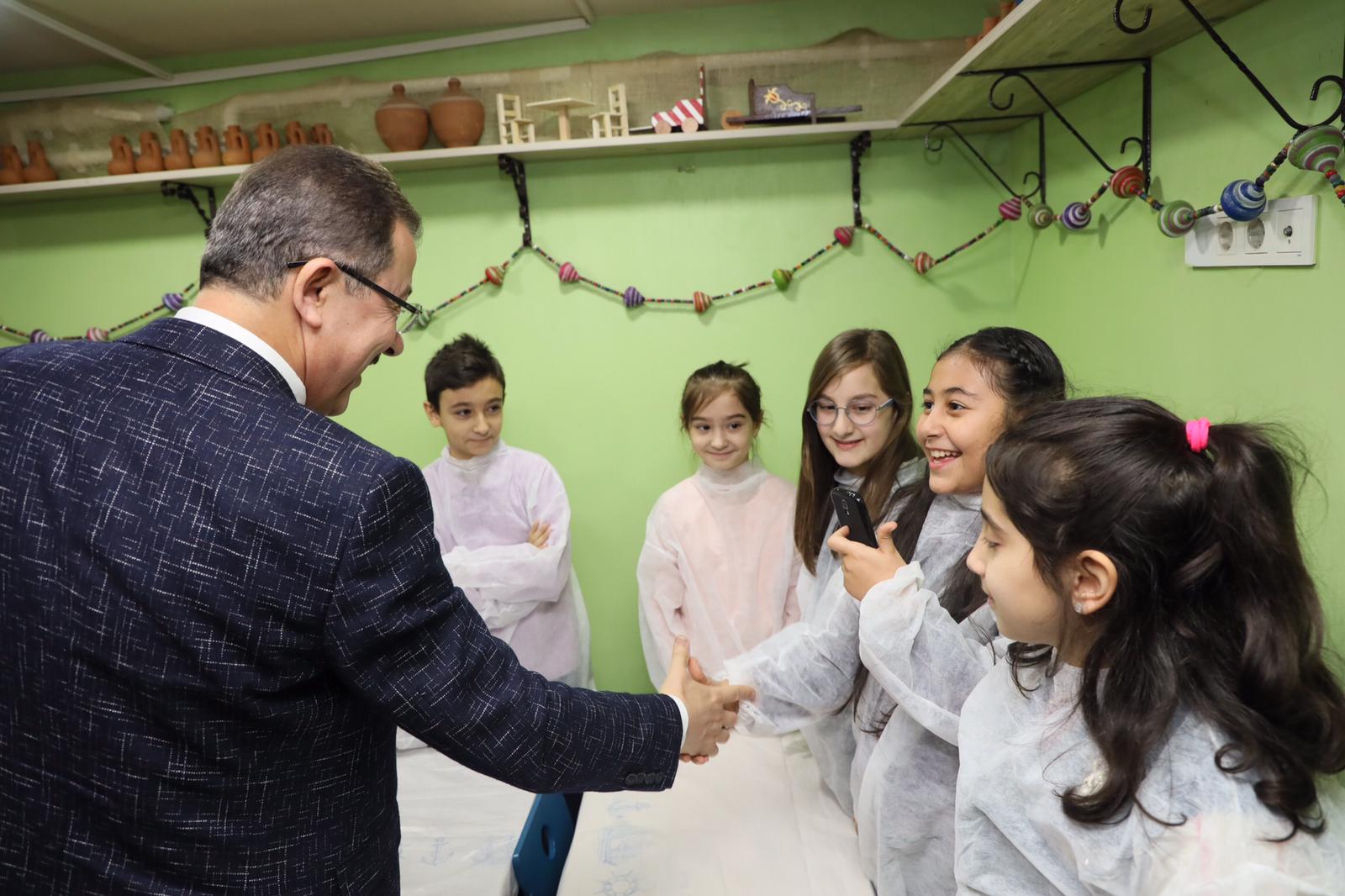 Deniz Köken’den Çocuklara Topaç Çevirme Dersi