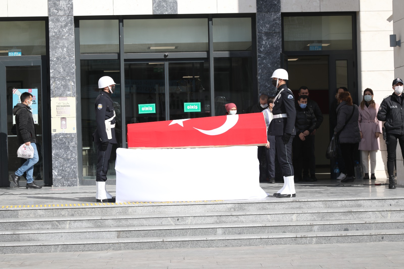 GAZİOSMANPAŞA ŞEHİDİNİ GÖZ YAŞLARI İÇİNDE SONSUZLUĞA UĞURLADI.