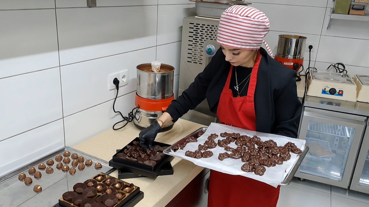 Girişimci anne kız el yapımı çikotalarıyla ağızları tatlandırıyor