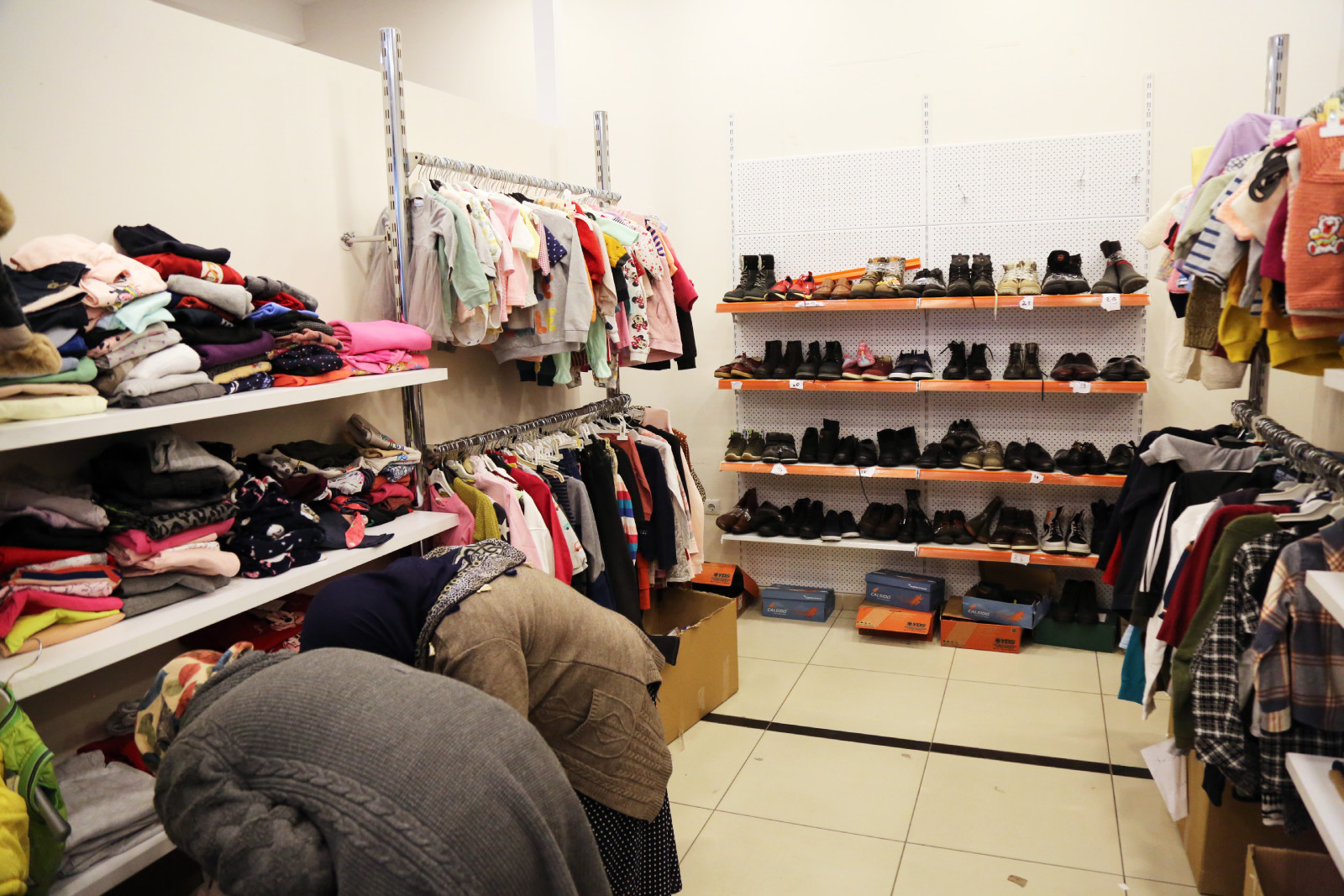 Eyüpsultan’a gelen depremzedelere giysi desteği