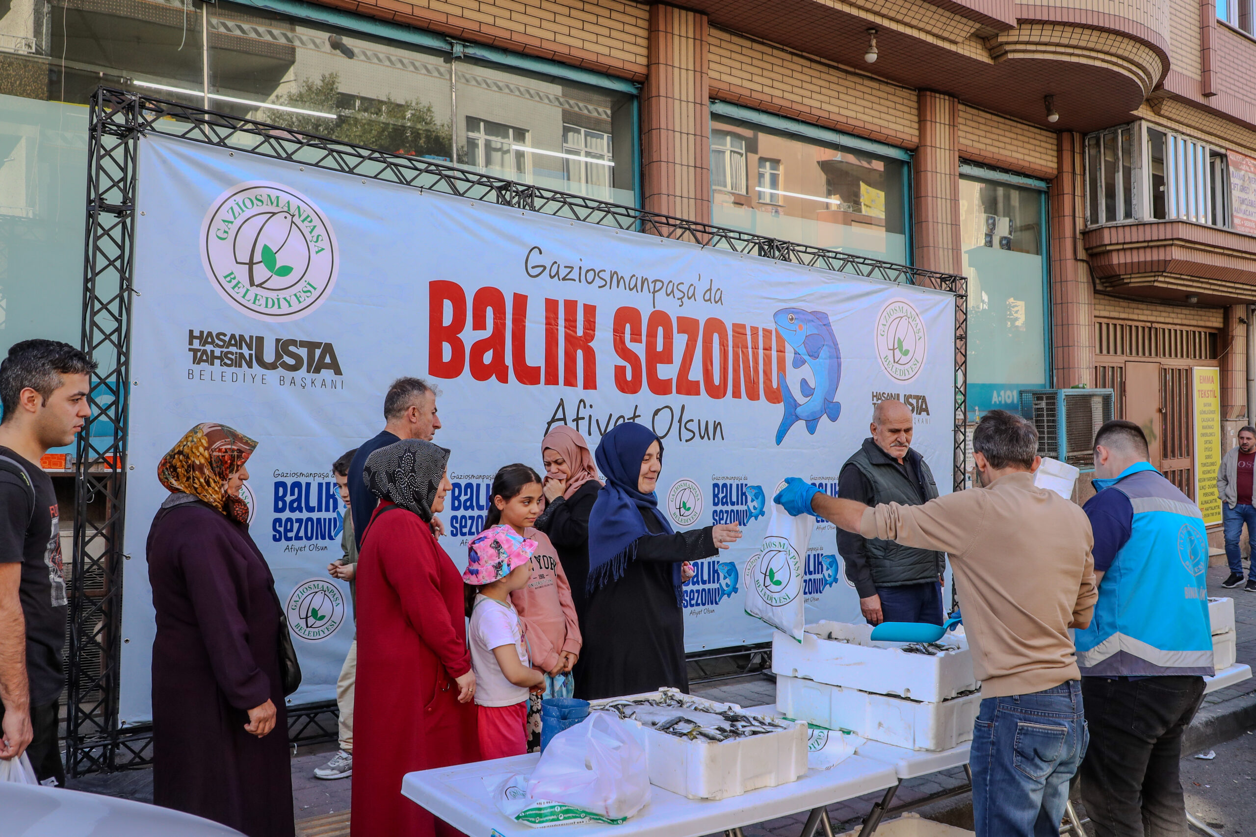 Gaziosmanpaşa Belediyesi İhtiyaç Sahiplerine 2 Ton Balık Dağıttı