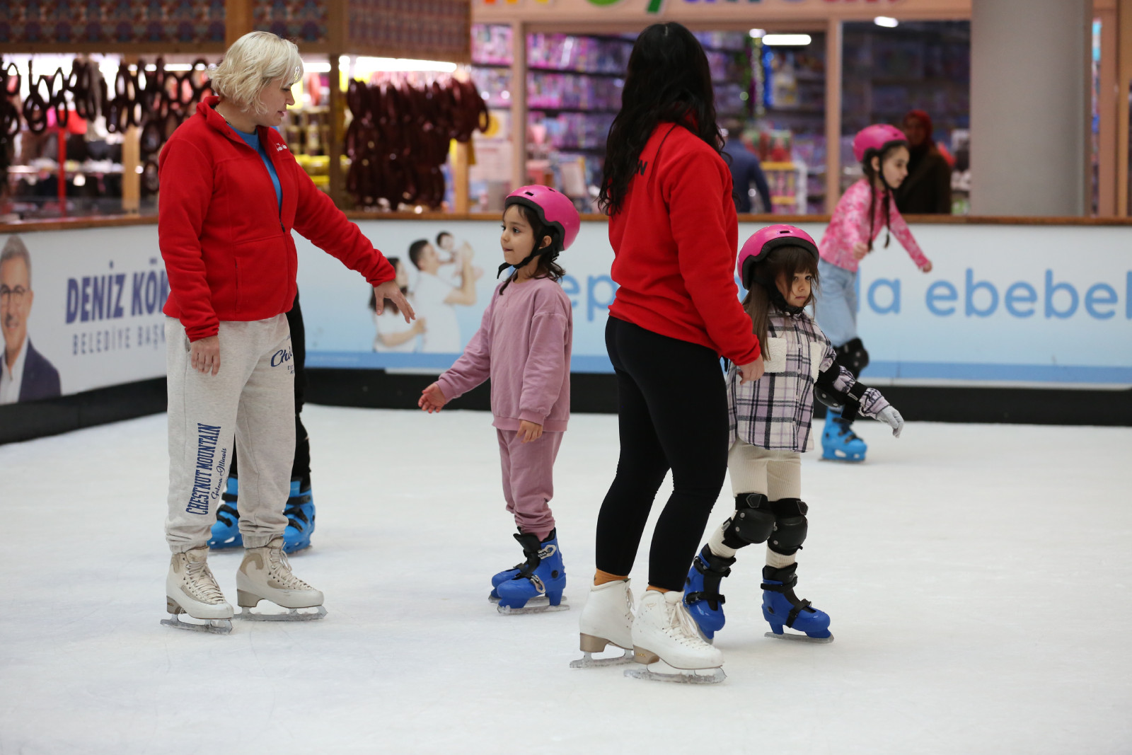Sömestir Festivali’nde buz pateni keyfi sürüyor