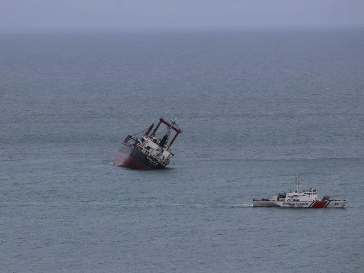 Romanya’da yan yatan yük gemisi Kastamonu’ya Cide ilçesi İlyasbey sahiline kadar sürüklendi