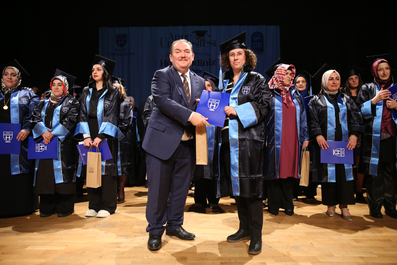 Anne Üniversitesi ilk mezunlarını verdi