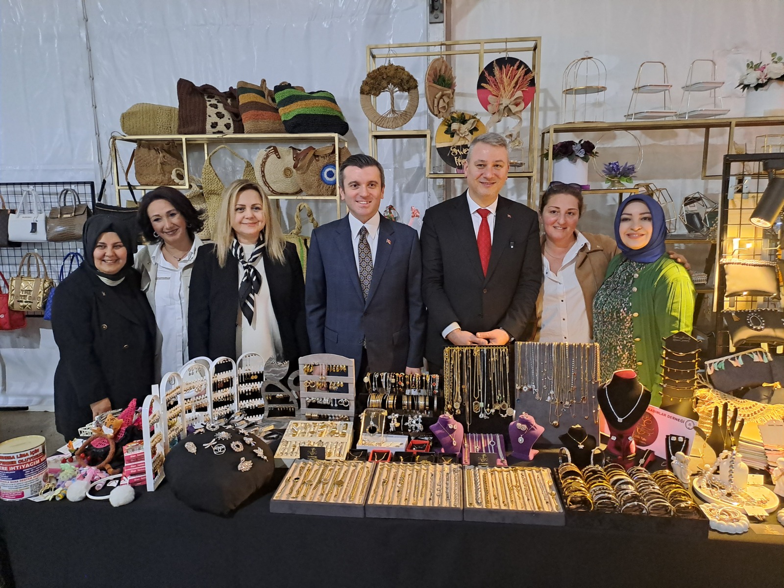 Kadınların el emeği ürünleri AVM ramazan çadırında sergilendi