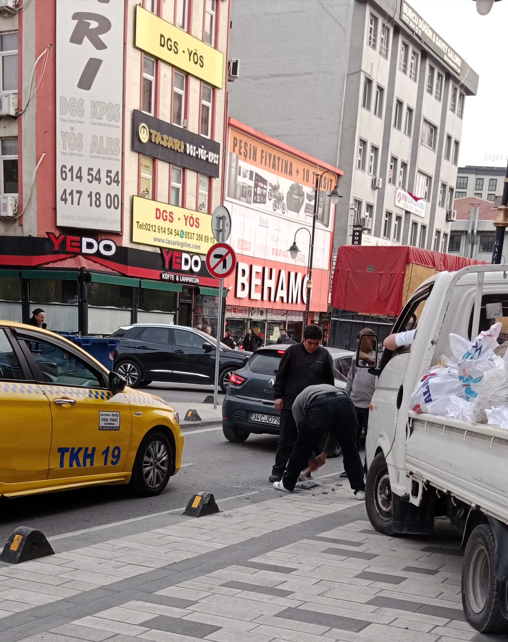 Gaziosmanpaşa Salihpaşa caddesindeki taşlar tek tek kırılıyor