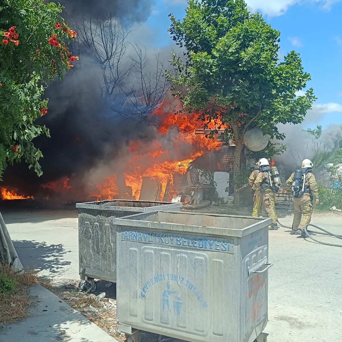 Arnavutköy Bolluca İhsaniye yolu üzerinde korkutan yangın