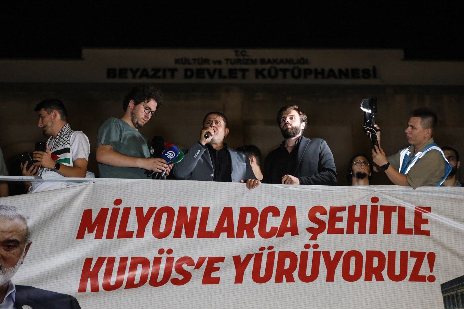 İstanbul’da on binlerce kişi Filistinli şehitler için yürüdü