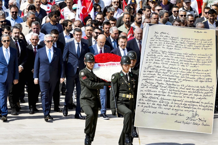 Mansur Yavaş Anıtkabir Özel Defteri'ne yazdı: Zaferin simgesi…