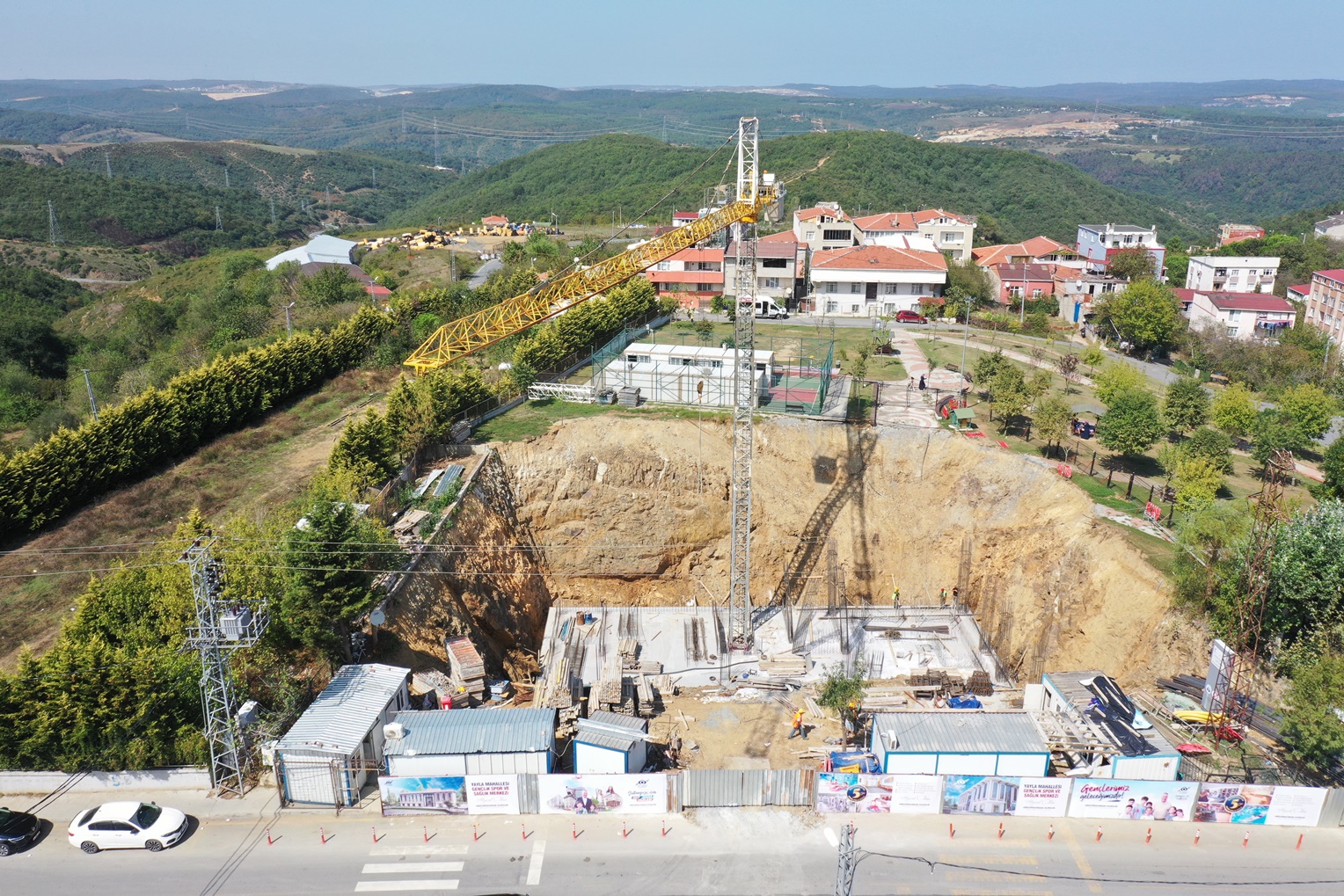 Sultangazi Belediyesi’nin Yayla Mahallesi’ne Yaptığı Gençlik Spor ve Sağlık Merkezi Hızla Yükseliyor