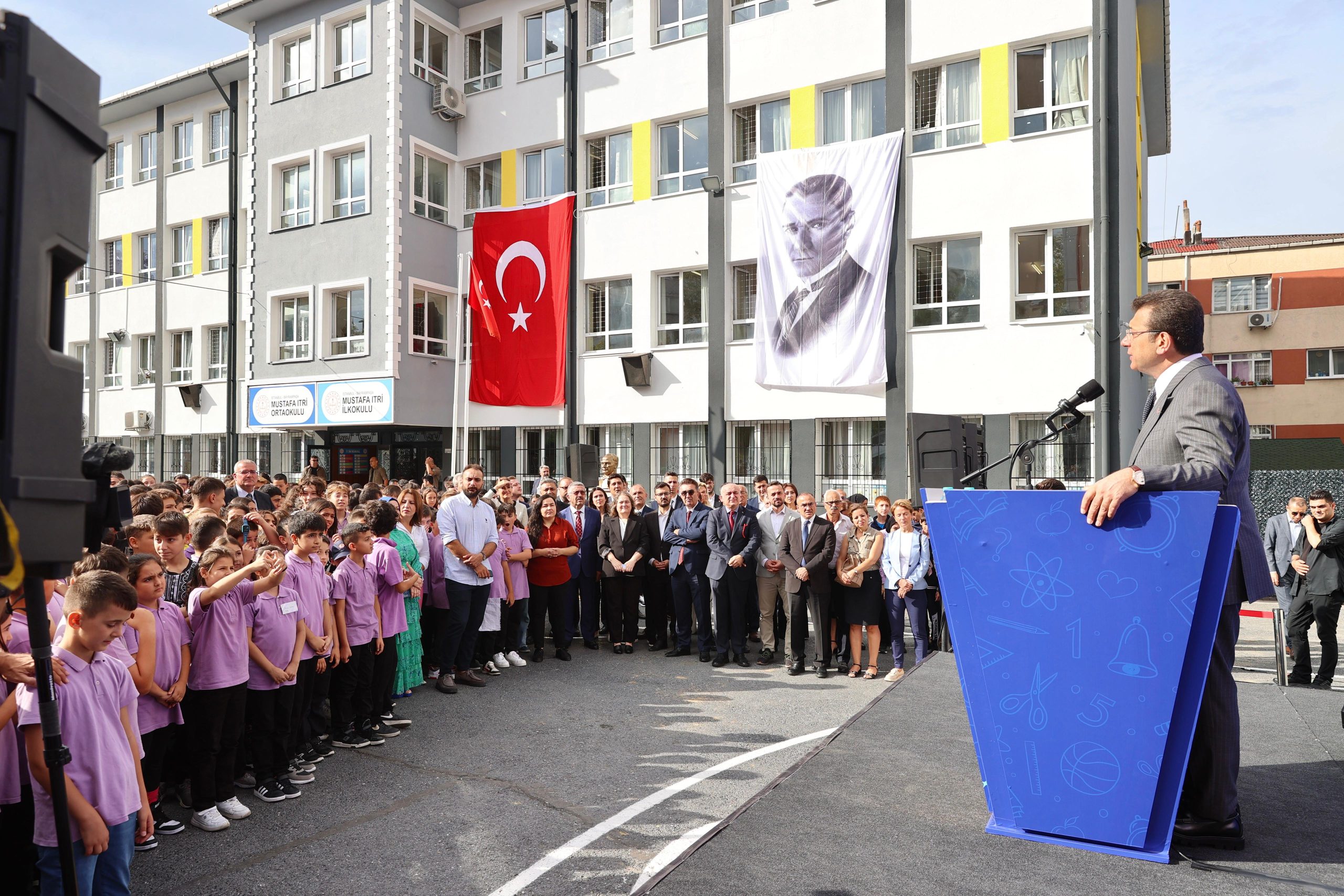 İMAMOĞLU, BAYRAMPAŞA’DA KIRTASİYE SETİ DAĞITIM TÖRENİNE KATILDI