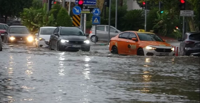 Adana'yı 'süper hücre' vurdu! Caddeler göle döndü