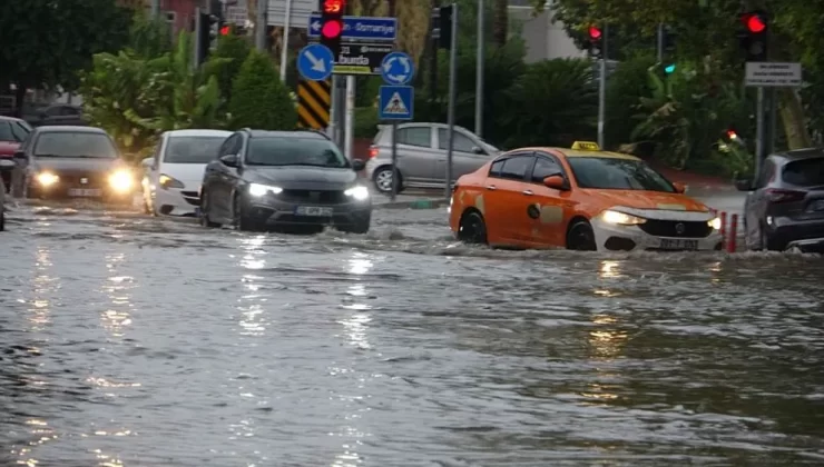 Adana'yı 'süper hücre' vurdu! Caddeler göle döndü