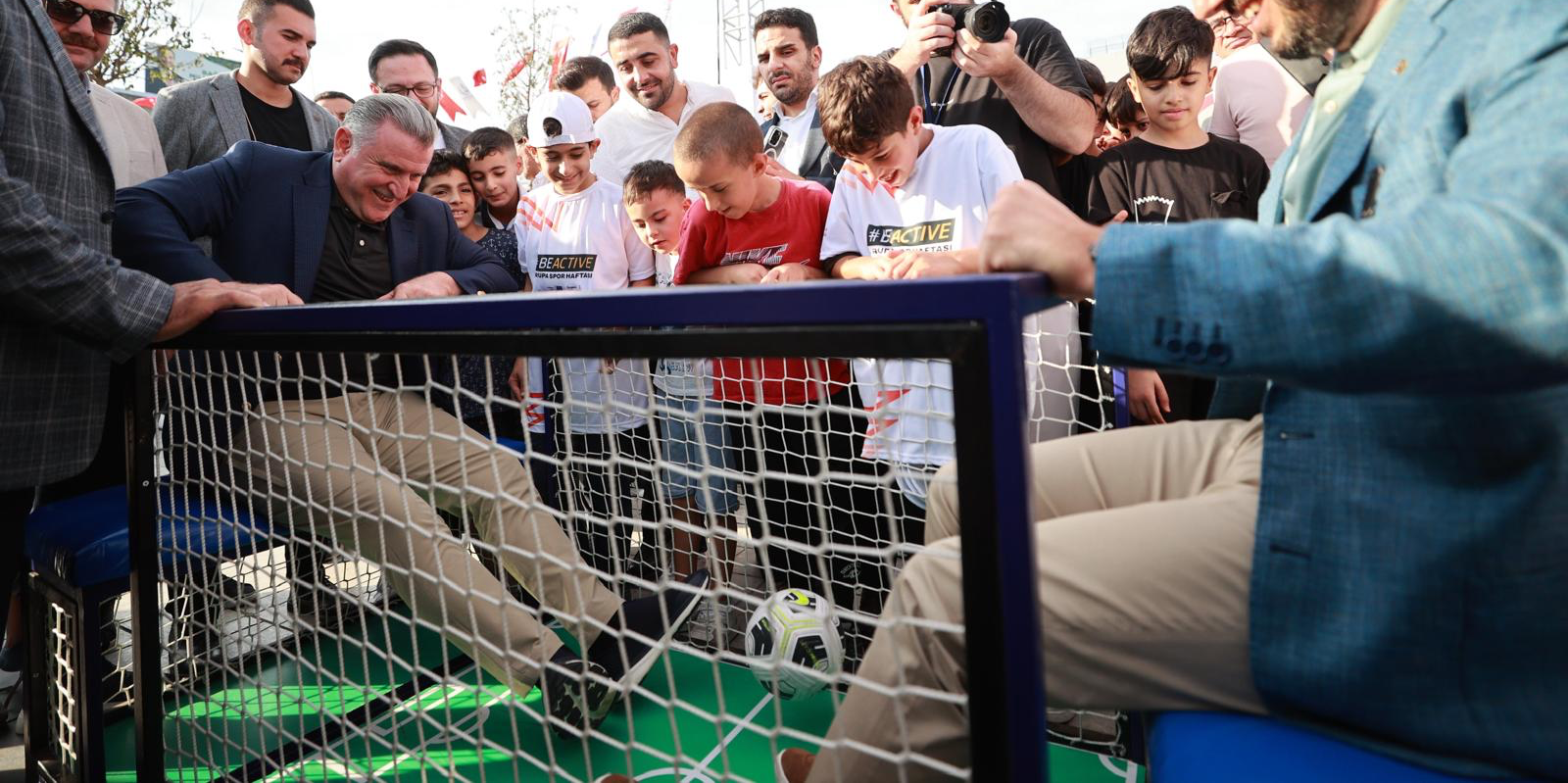 Bakan Bak, “Çocuklarınızı spor salonlarına getirin"