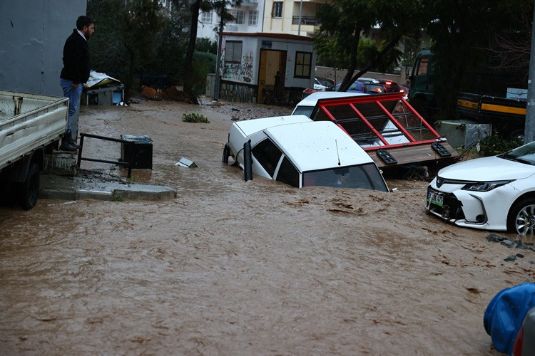 İzmir'de yoğun yağış: Yollar sele döndü, binalar çöktü