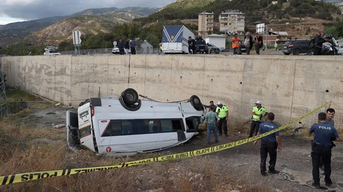 Sivas'ta minibüs devrildi