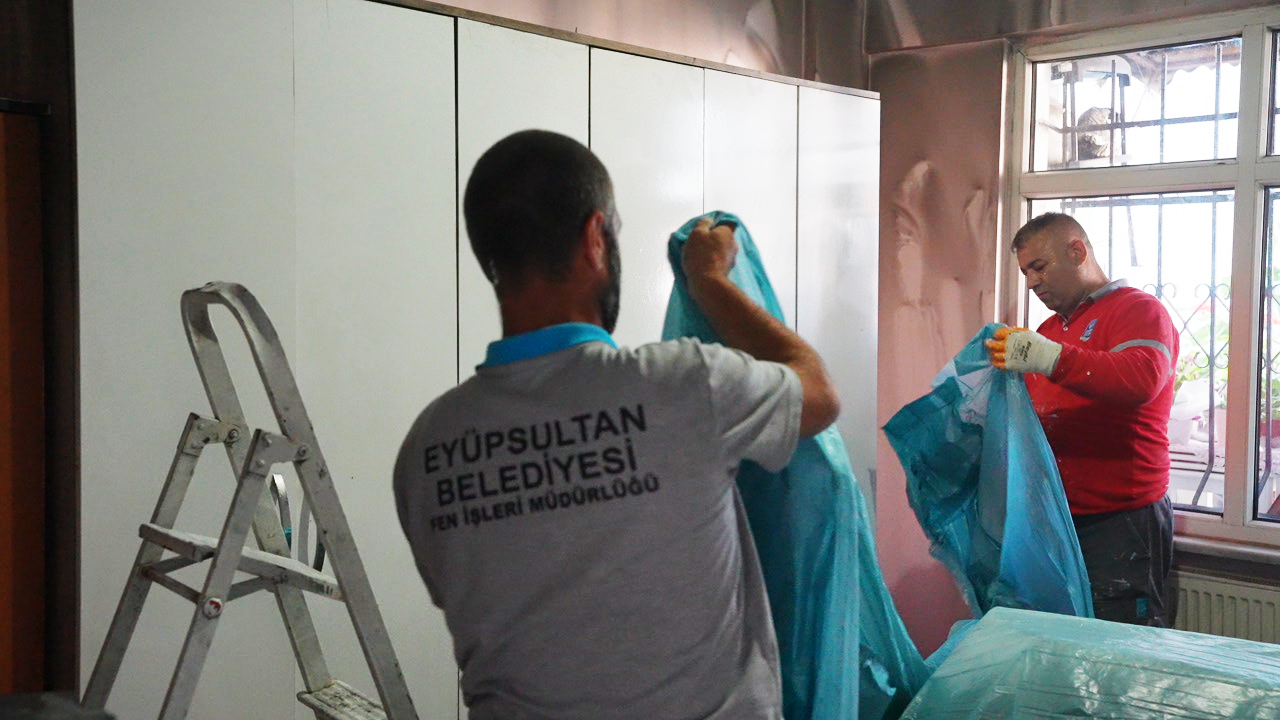 Evi yanan vatandaşa Eyüpsultan Belediyesi’nden tadilat desteği