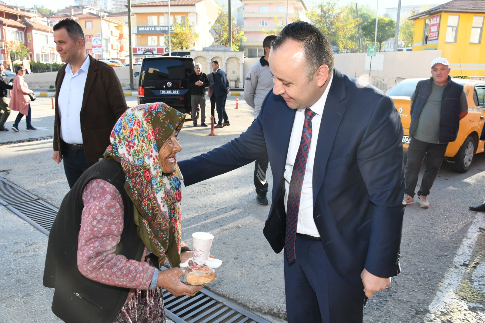 Amasya Belediyesinden sosyal belediyecilik örneği: Mobil ikram aracı vatandaşlarla buluşmaya devam ediyor