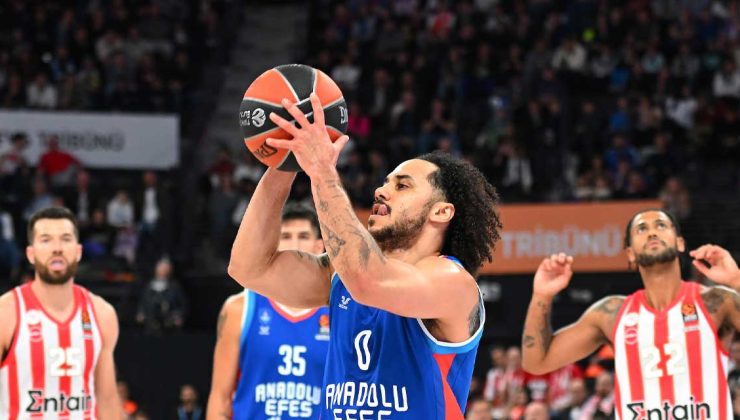 Anadolu Efes, Olympiakos'a karşı 15 sayı geriden gelerek kazandı