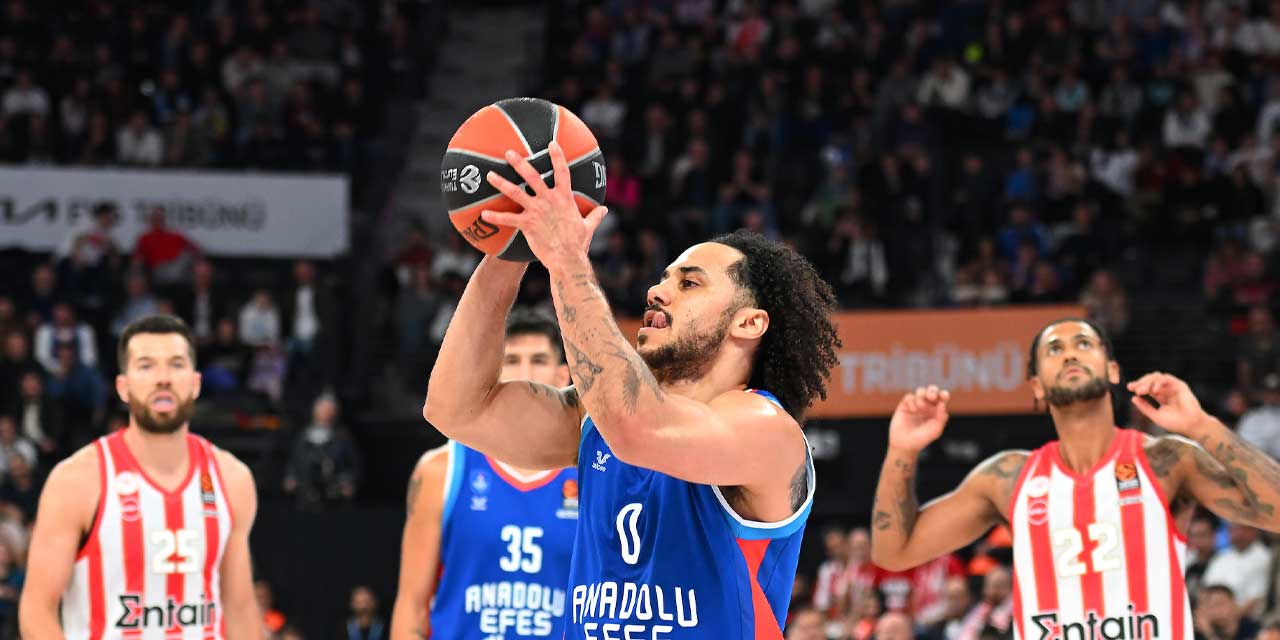 Anadolu Efes, Olympiakos'a karşı 15 sayı geriden gelerek kazandı