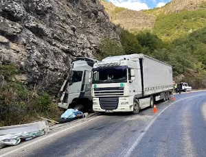 Ardahan-Ardanuç yolunda TIR kazası meydana geldi