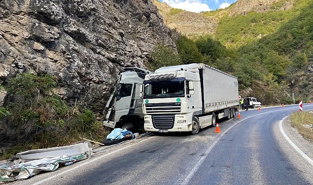 Ardahan-Ardanuç yolunda TIR kazası meydana geldi