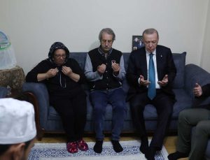 Cumhurbaşkanı Erdoğan'dan trafik kazasında hayatını kaybeden Betül Önderoğlu’nun ailesine taziye ziyareti