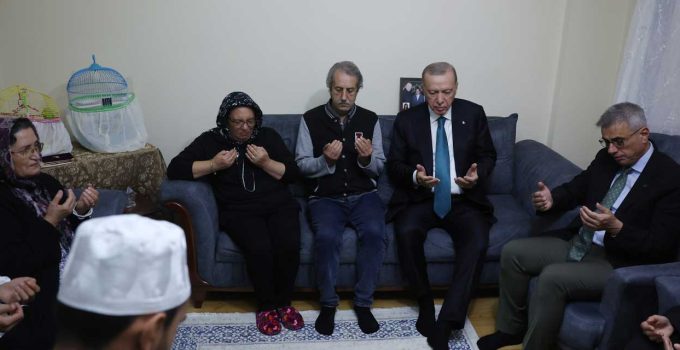 Cumhurbaşkanı Erdoğan'dan trafik kazasında hayatını kaybeden Betül Önderoğlu’nun ailesine taziye ziyareti