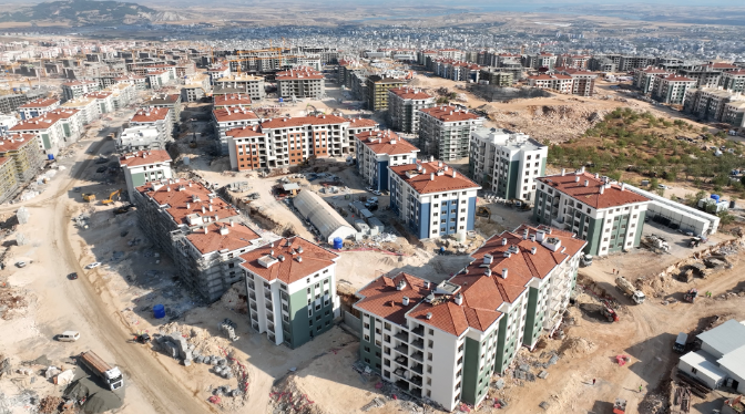 İndere'de kaya zemine tünel kalıp sistemiyle sağlam konutlar inşa ediliyor