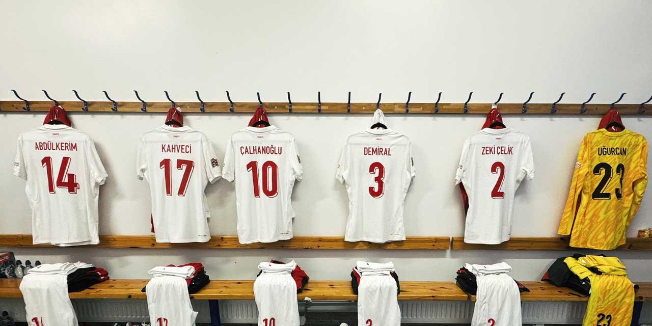 Türkiye-İzlanda maçında ilk 11'ler belli oldu: Karadağ maçına göre 3 farklı isim