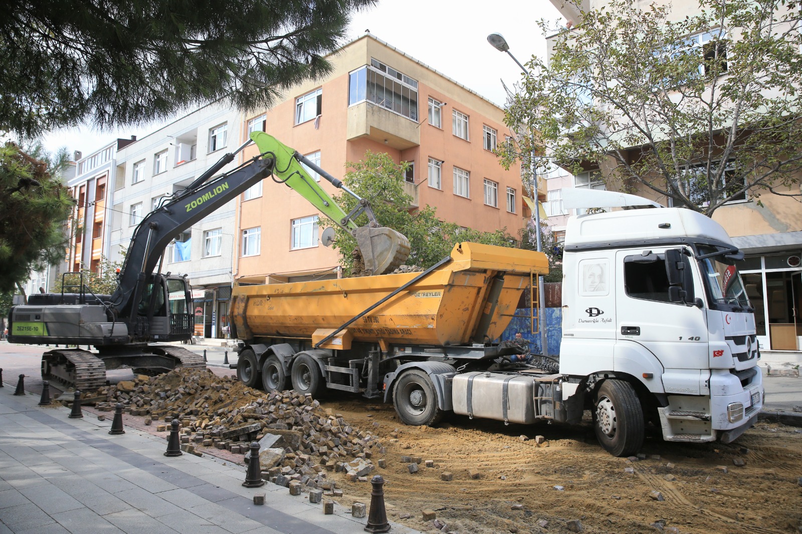 Bayrampaşa’da yol ve kaldırımlar yenileniyor, ulaşım kolaylaşıyor