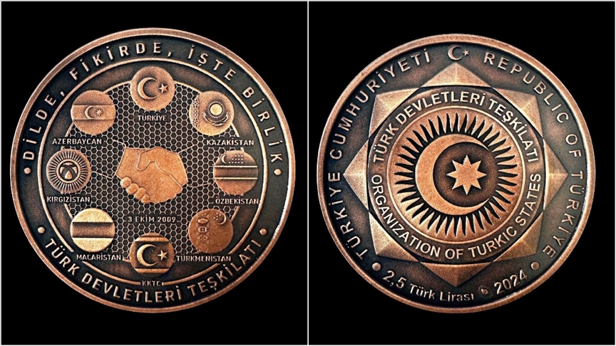 Erdoğan, TDT Devlet Başkanları Zirvesi'nde liderlere özel hatıra parayı liderlere hediye etti