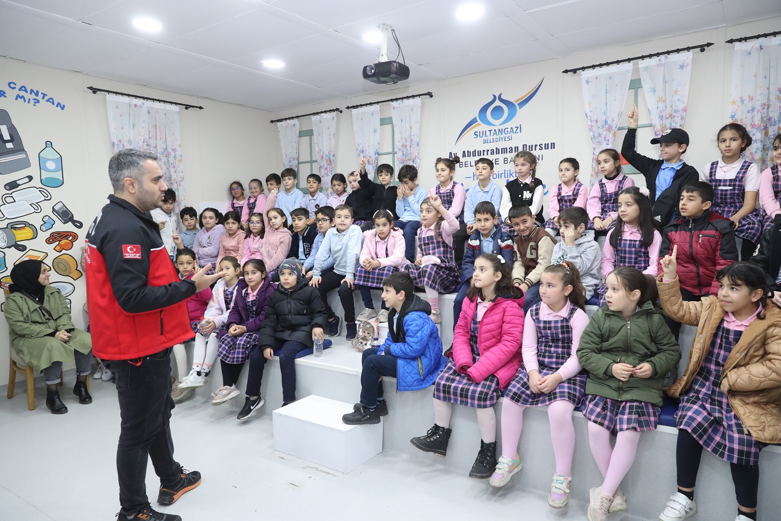 Sultangazili Çocuklar Deprem ve Güvenli Trafik Eğitim Parkında Uygulamalı Öğreniyor