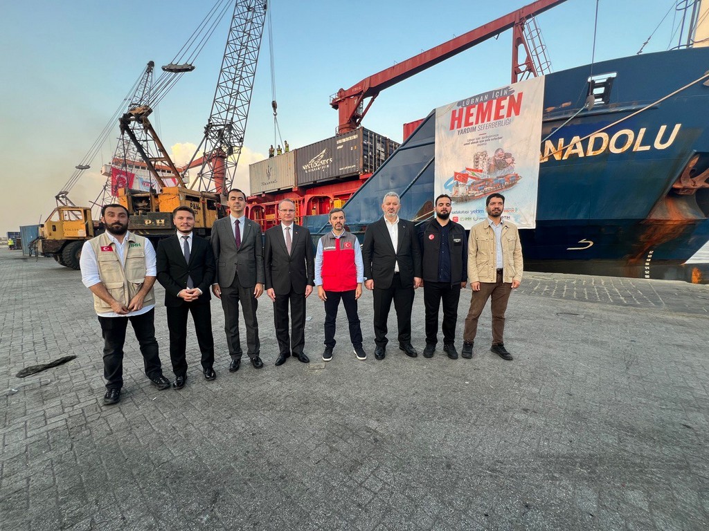 İnsani yardım gemisi Lübnan'a ulaştı