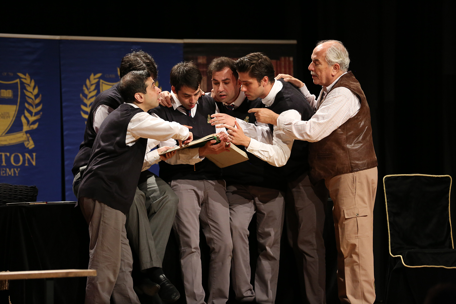 “Ölü Ozanlar Derneği” tiyatro oyunu Eyüpsultan’da ayakta alkışlandı