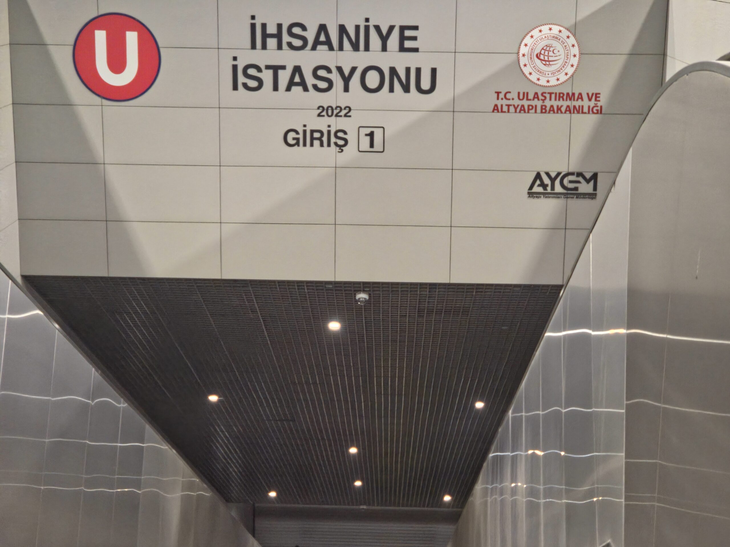 7/24 olması gereken Gayrettepe Havaanı metrosu saat 6 :00’da açılıyor.