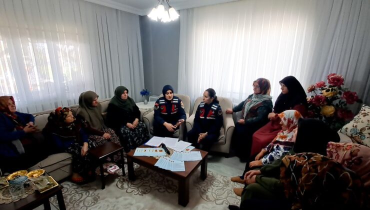 Jandarma ev ev dolaşıp kırsal kesimde oturan vatandaşları telefon dolandırıcılığına karşı bilgilendiriyor