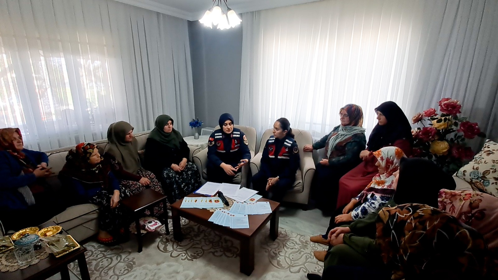 Jandarma ev ev dolaşıp kırsal kesimde oturan vatandaşları telefon dolandırıcılığına karşı bilgilendiriyor