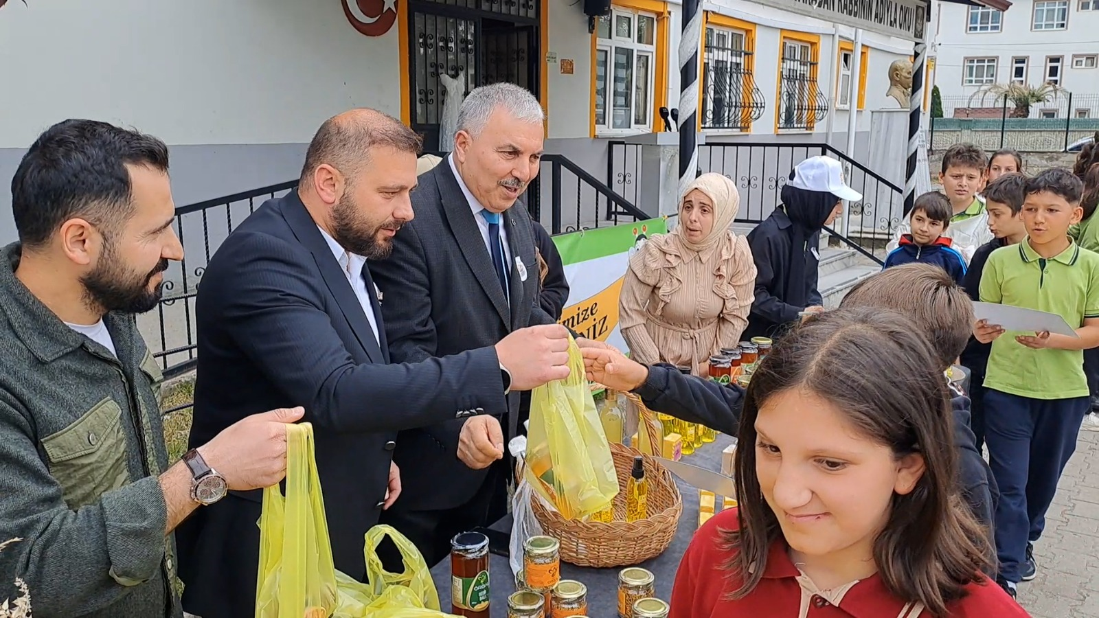 Sakaryalı Arıcılar Dünya arıcılar gününü öğrencilerle birlikte kutladılar