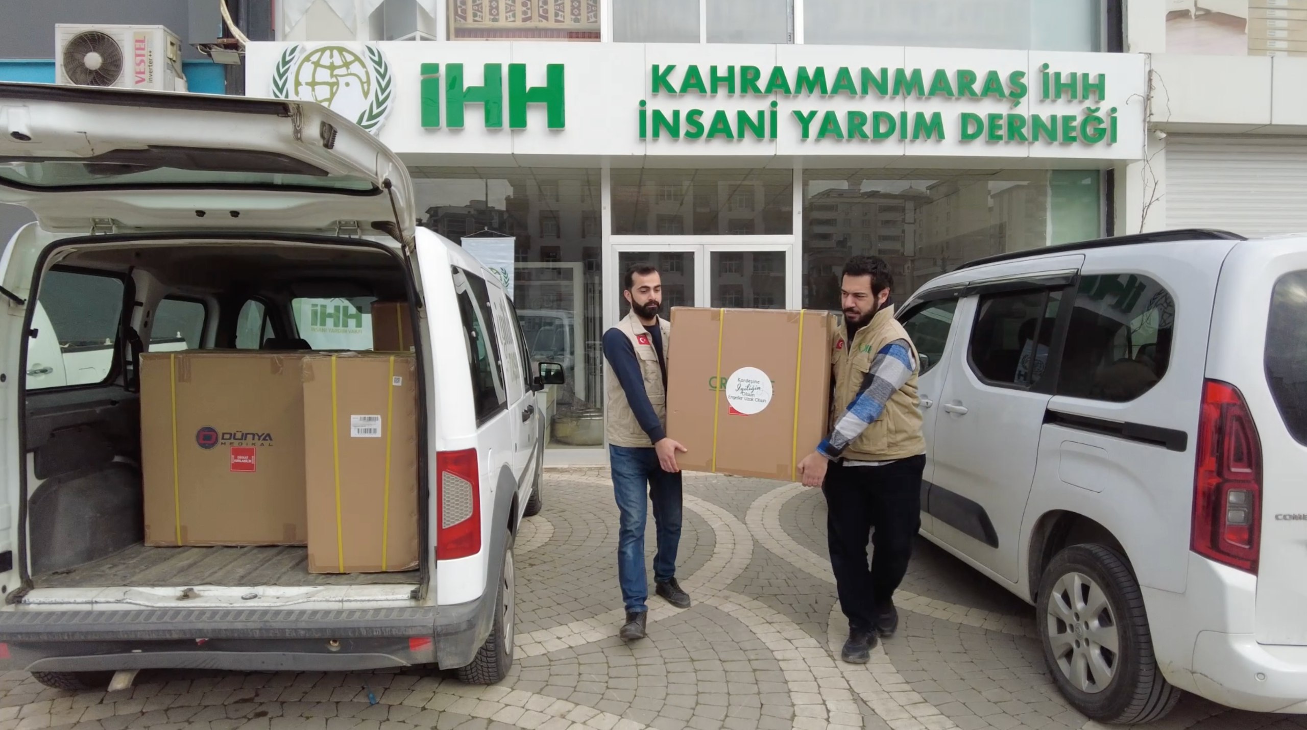 İHH, 60 adet akülü tekerlekli sandalye dağıttı