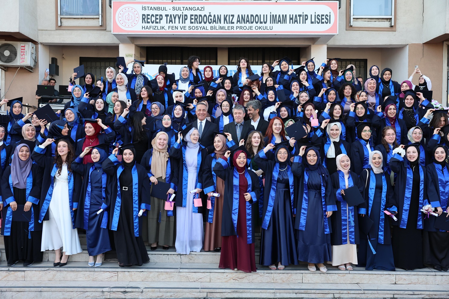 Sultangazili Gençlerin Mezuniyet Heyecanı