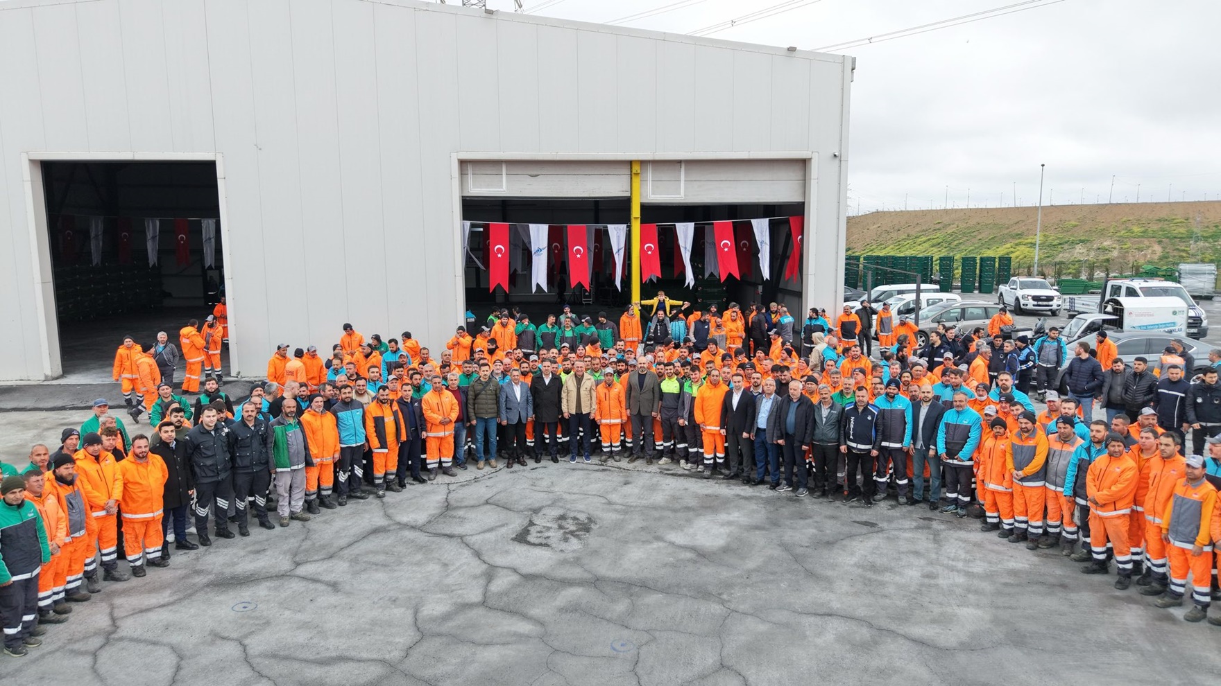 Başkan Dursun İşçilerle Birlikte Halay Çekti