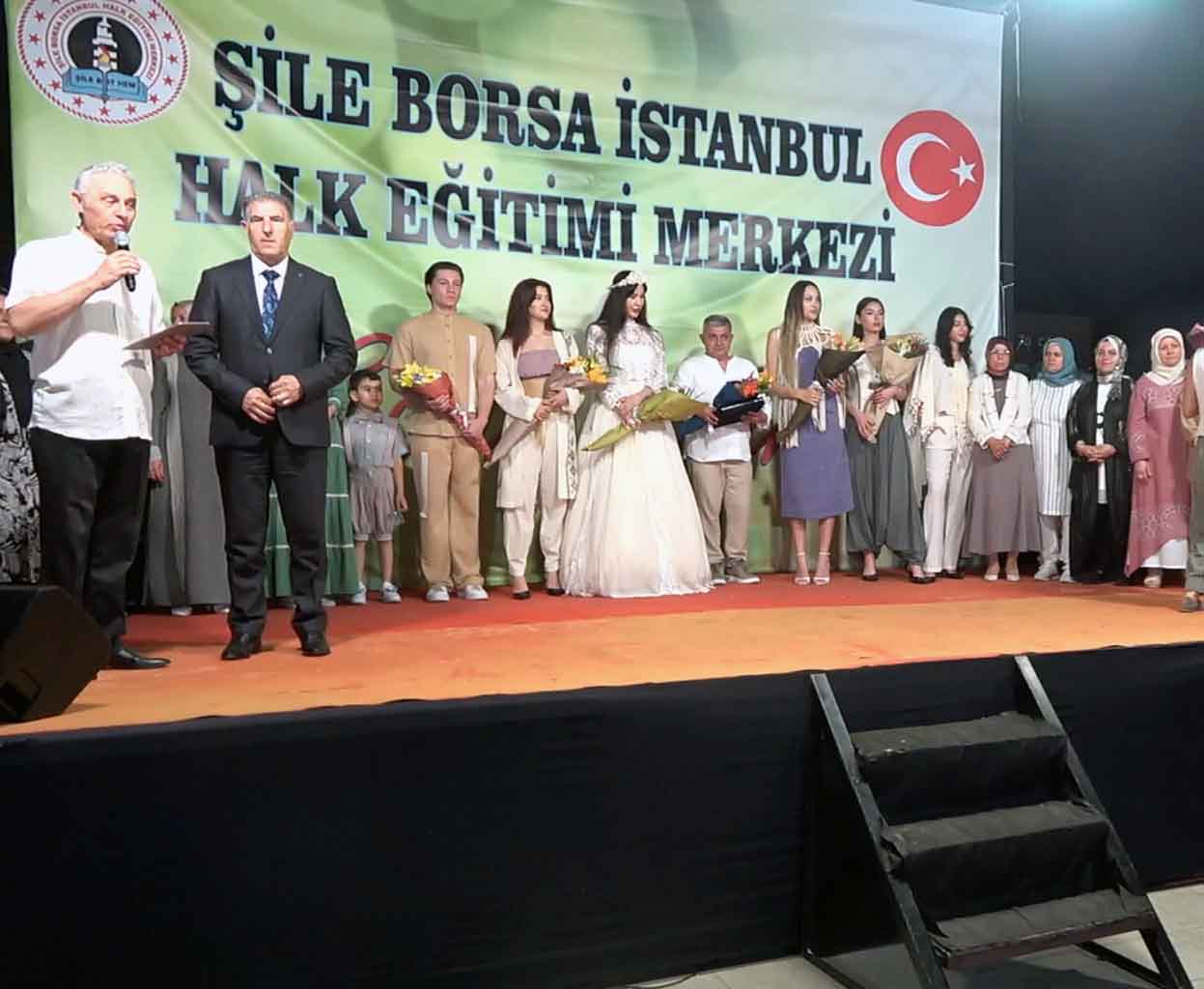 Şile Halk Eğitim Merkezi Kursiyerlerinin Kıyafetlerini Profesyonel Mankenler Tanıttı..