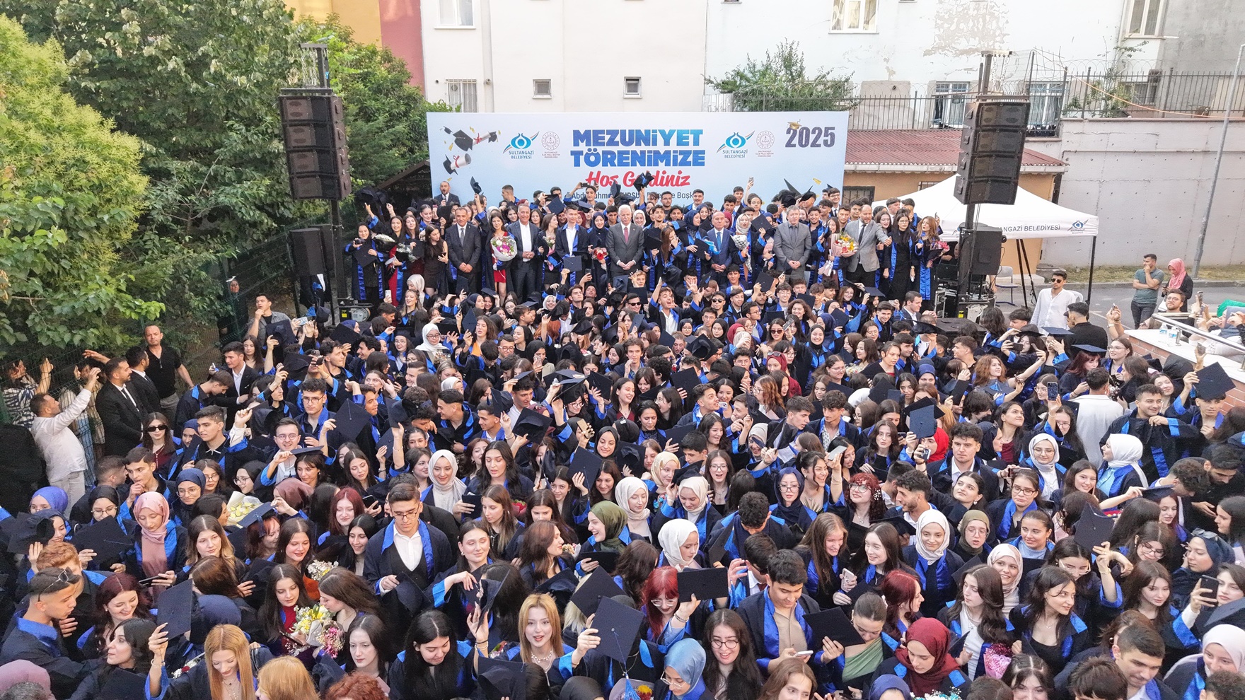 Sultangazili Gençlerin Mezuniyet Heyecanına Vali Gül de Ortak Oldu