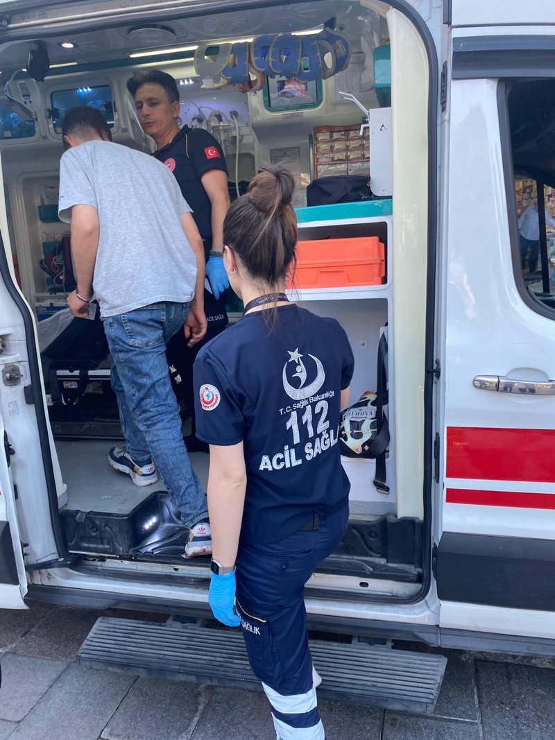 Bıçaklı şahıs ikna edildi, olası faciadan dönüldü