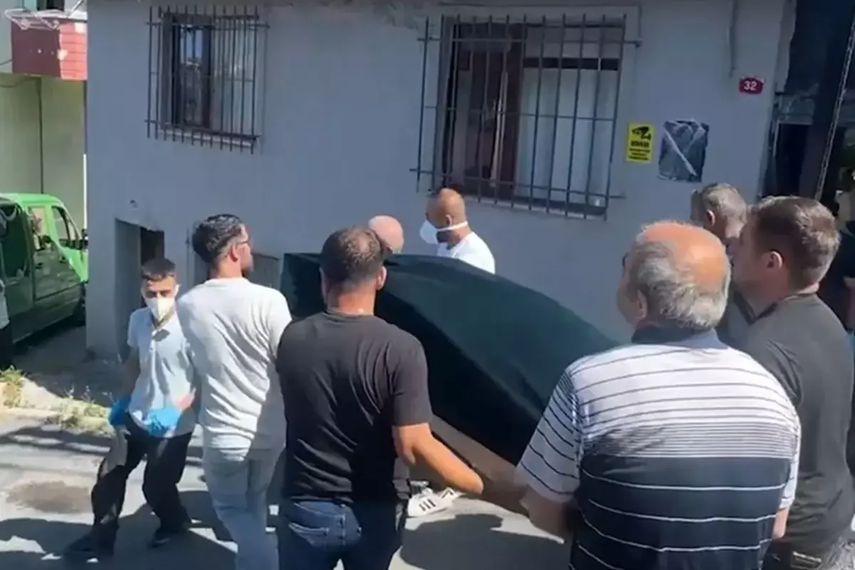 Gaziosmanpaşa’da gecekondunun bahçesinde halıya sarılı ceset bulundu